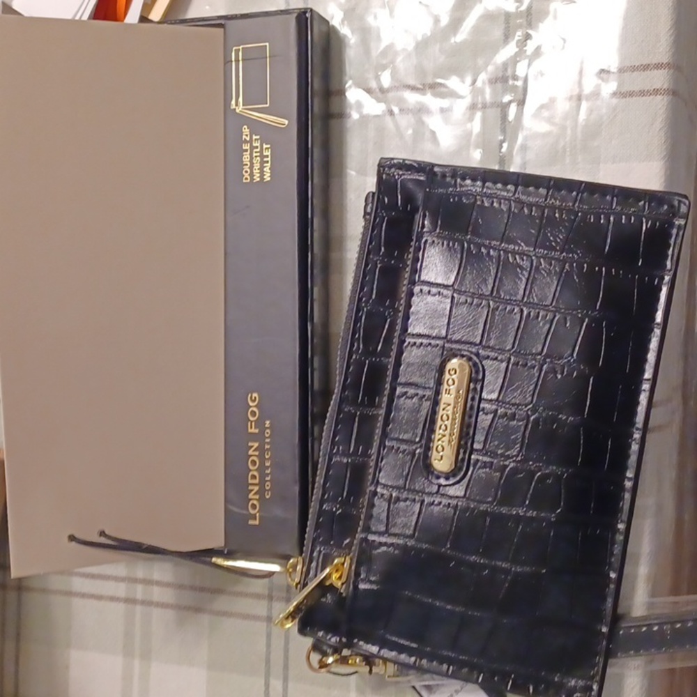 London fog wristlet wallet
